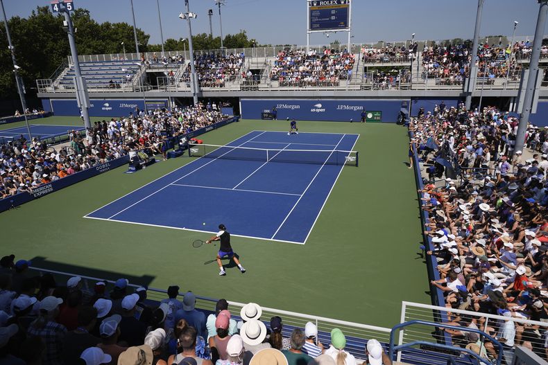 Jakub Mensik devuelve ante Felix Auger-Aliassime en la primera ronda del Abierto de Estados Unidos, el martes 27 de agosto de 2024, en Nueva York. (AP Foto/Pamela Smith)