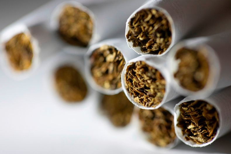ARCHIVO - Esta fotografía del 17 de diciembre de 2019 muestra algunos cigarrillos en Nueva York. (AP Foto/Patrick Sison, archivo)