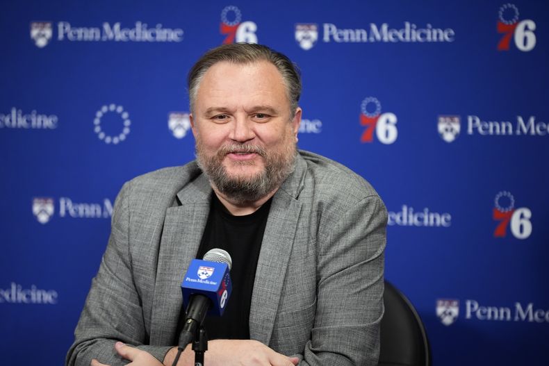 Daryl Morey, de los 76ers de Filadelfia platica en conferencia de prensa previo al juego de baloncesto de la NBA ante los Hawks de Atlanta, en Filadelfia. (AP Foto/Matt Slocum)