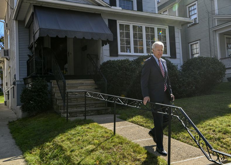 El ex vicepresidente Joe Biden visita su antigua casa en Scranton, Pensilvania, el 23 de octubre de 2019. (Jason Farmer/The Times-Tribune via AP)