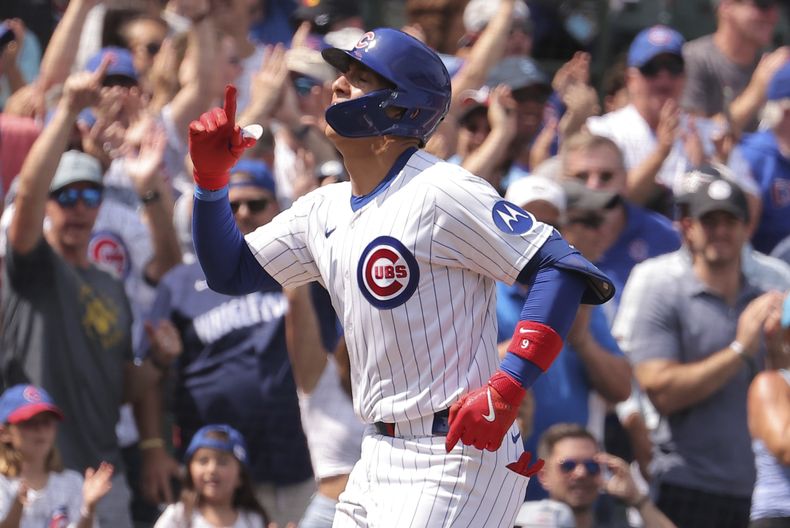 El panameño Miguel Amaya de los Cachorros de Chicago celebra tras batear un grand slam en la segunda entrada ante los Tigres de Detroit el jueves 22 de agosto del 2024. (AP Foto/Melissa Tamez)