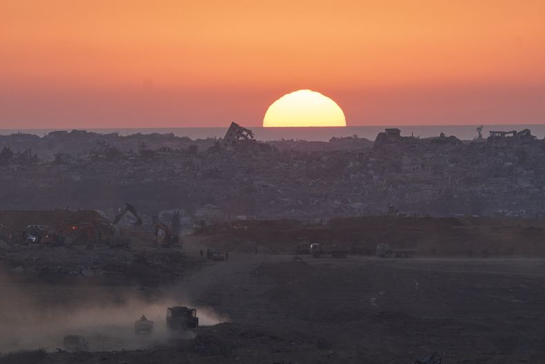 Vehículos del Ejército israelí se mueven en la Franja de Gaza vistos desde el sur de Israel, el domingo 6 de julio de 2025. (Foto/Ohad Zwigenberg)