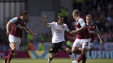 americateve | El jugador de Manchester United, Angel Di Mar&iacute;a, centro, intenta controlar el bal&oacute;n en un partido contra Burnley por la liga Premier el s&aacute;bado, 30 de agosto de 2014, en Burnley, Inglaterra. (AP Photo/Jon Super)