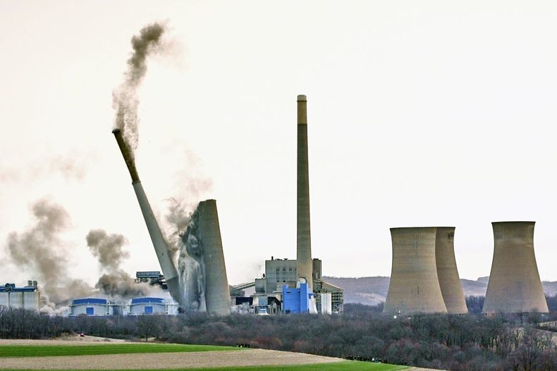 Las chimeneas de la planta de energía Homer City Generating Station son demolidas, en Homer City, Pensilvania, el 22 de marzo del 2025. (AP foto/Gene J. Puskar)