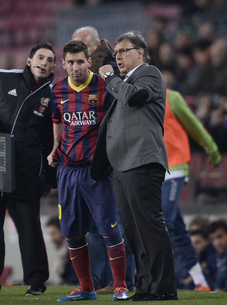 El t&eacute;cnico de Barcelona Gerardo Martino le da instrucciones a Lionel Messi antes de enviarlo al terreno de juego contra Getafe el 8 de enero del 2014. Messi, que volv&iacute;a de una ausencia de dos meses, jug&oacute; muiy bien y anot&oacute; dos g