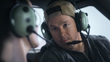 Esta imagen publicada por Lionsgate muestra a Michelle Dockery y Mark Wahlberg en una escena de Flight Risk. (Lionsgate vía AP)