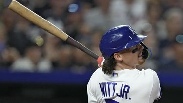 Bobby Witt Jr., de los Reales de Kansas City, batea un triple en el juego del sábado 29 de julio de 2023, ante los Mellizos de Minnesota (AP Foto/Charlie Riedel)