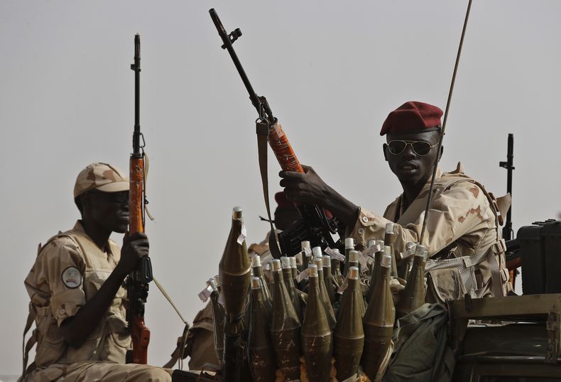 Efectivos sudaneses de las Fuerzas de Apoyo Rápido lideradas por el general Mohammed Hamdan Dagalo, protegen la zona donde éste asiste a una concentración de una tribu aliada en la provincia de Nilo Oriental, Sudán, el 22 de junio del 2019. (AP foto/Hussein Malla)
