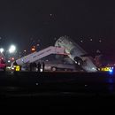 Un avión de Air Canada se ve en la pista en el Aeropuerto LaGuardia, el lunes 23 de marzo de 2026, tras chocar con un vehículo de la Autoridad Portuaria en Nueva York. (AP Foto/Ryan Murphy)