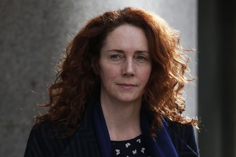 Rebekah Brooks, ex directora de News International, abandona el Tribunal central de Londres el mi&eacute;rcoles, 19 de febrero del 2014. Brooks fue absuelta el jueves de uno de cinco cargos que enfrenta por irregularidades en el juicio en su contra por el