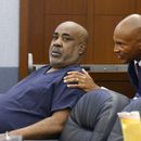 ARCHIVO - Duane Keffe D Davis, izquierda, acusado de orquestar el asesinato en 1996 del ícono del hip hop Tupac Shakur, escucha a su abogado Carl Arnold durante una audiencia en el Centro de Justicia Regional, el 23 de julio de 2024, en Las Vegas. (Bizuayehu Tesfaye/Las Vegas Review-Journal vía AP, archivo)