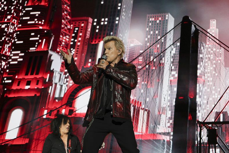 ARCHIVO - El cantante británico Billy Idol durante su concierto en el festival Vive Latino en la Ciudad de México el sábado 16 de marzo de 2024. (Foto AP/Ginnette Riquelme, archivo)
