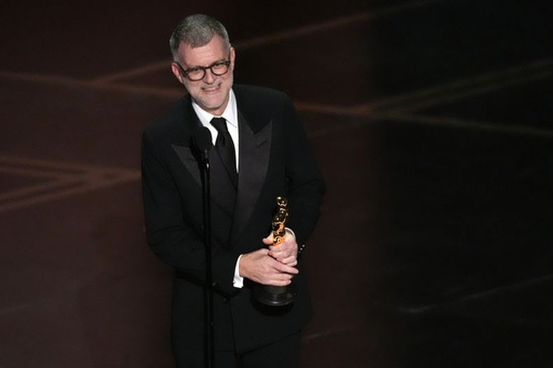 Paul Thomas Anderson recibe el premio a mejor dirección por One Battle After Another durante la ceremonia de los Oscar el domingo 15 de marzo de 2026 en el Teatro Dolby de Los Ángeles. (Foto AP/Chris Pizzello)