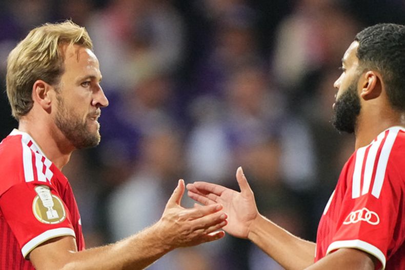 Harry Kane celebra con su compañero del Bayern Munich Ismael Saibari tras anotar el primer gol en el partido ante el Osnabrueck en al Copa de Alemania el miércoles 2 de septiembre del 2026. (AP Foto/Martin Meissner)