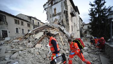 fuerte sismo sacude italia; hay al menos 159 muertos