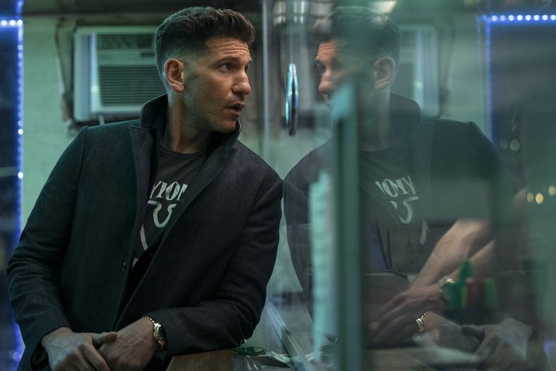 Esta imagen publicada por Amazon muestra a Jon Bernthal en una escena de The Accountant 2.. (Warrick Page/Prime-Amazon Content Services via AP)