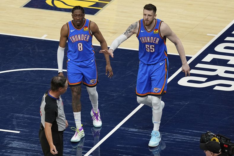 Isaiah Hartenstein (55), pívot del Thunder de Oklahoma City, y el alero Jalen Williams (8) discuten una decisión con el árbitro durante la primera mitad del Juego 6 de la serie de baloncesto de las Finales de la NBA contra los Pacers de Indiana, el jueves 19 de junio de 2025, en Indianápolis. (AP Foto/Abbie Parr)