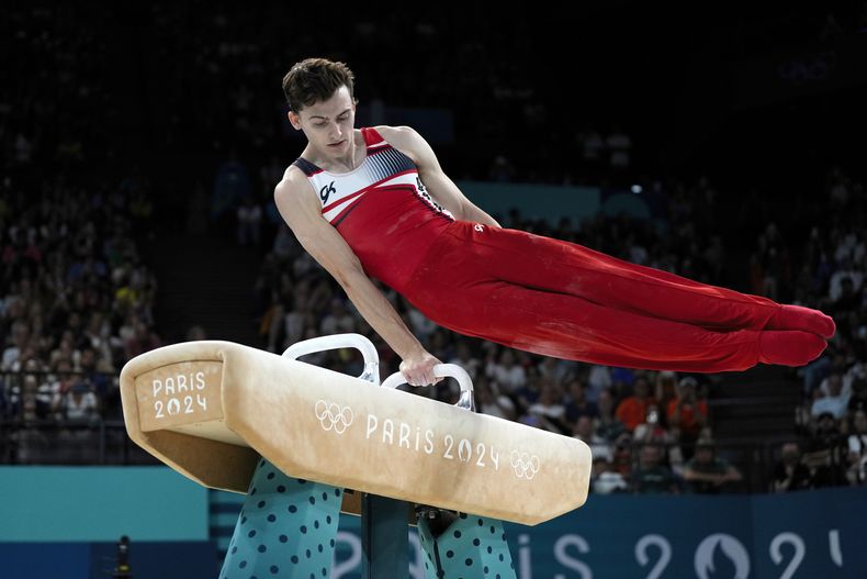 Stephen Nedoroscik, de Estados Unidos, compite durante las finales de caballo con arcos individual de gimnasia artística masculina en el Bercy Arena en los Juegos Olímpicos de Verano de 2024, el sábado 3 de agosto de 2024, en París, Francia. (Foto AP/Francisco Seco)