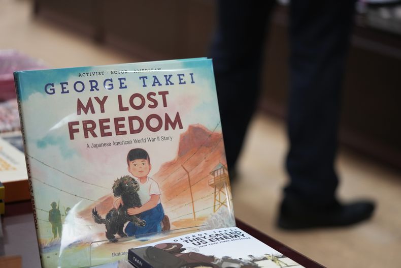 Un ejemplar del libro infantil My Lost Freedom de George Takei, en la librería Kinokuniya especializada en libros escritos en idiomas extranjeros en el distrito de Shinjuku en Tokio, el miércoles 29 de mayo de 2024. (Foto AP/Hiro Komae)