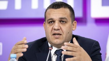 ARCHIVO - Foto del 27 de octubre del 2020, el secretario general de la Federación Rusa de Boxeo Umar Kremlev en conferencia de prensa en Moscú. El lunes 1 de mayo del 2023, el ahora presidente de la AIB asegura que intentan resolver la disputa del organismo con el COI. (AP Foto/Alexander Zemlianichenko, Archivo)