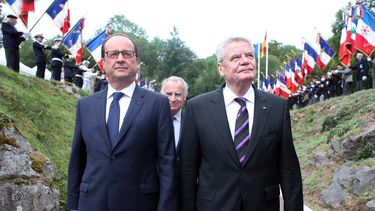 americateve | El presidente franc&eacute;s Francois Hollande y su colega alem&aacute;n Joachim Gauck arriban a una ceremonia en ocasi&oacute;n del centenario del inicio de la I Guerra Mundial, en el Monumento Nacional de  Hartmannswillerkop, en Wattwiller, Francia, el