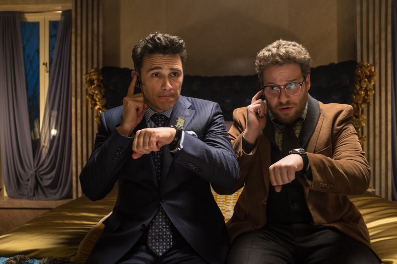 Esta imagen difundida por Columbia Pictures - Sony muestra a James Franco, a la izquierda, y Seth Rogen en la pel&iacute;cula "The Interview", la cual no ser&aacute; estrenada debido a un ataque cibern&eacute;tico contra Sony Entertainment Inc.