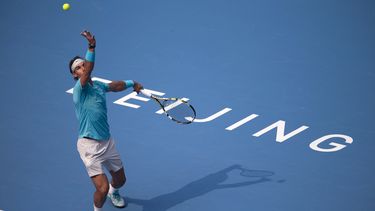 americateve | El espa&ntilde;ol Rafael Nadal se prepara para su saque ante el italiano Fabio Fognini durante el partido de cuartos de final en el Abierto de China en Beijing, China, el viernes 4 de octubre de 2013. Nadal mantuvo vivas las esperanzas de arrebatarle el p