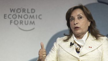 La presidenta de Perú, Dina Boluarte, habla durante una sesión de panel de la 55a reunión anual del Foro Económico Mundial en Davos, Suiza, el miércoles 22 de enero de 2025. (Michael Buholzer/Keystone vía AP)
