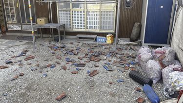 Tejas tiradas por el suelo tras un sismo en Kisarazu, en la prefectura de Chiba, cerca de Tokio, el jueves 11 de mayo de 2023. Un sismo remeció el jueves la capital de Japón, Tokio, y las zonas vecinas, y causó heridos y daños leves, según medios y autoridades. (Kyodo News via AP)