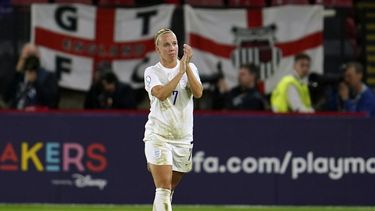 ARCHIVO - La delantera inglesa Beth Mead durante el partido contra Suecia por las semifinales de la Eurocopa femenina, el 26 de julio de 2023, en Sheffield, Inglaterra. (AP Foto/Jon Super)