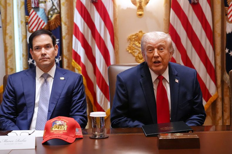 El presidente Donald Trump, junto al secretario de Estado Marco Rubio, habla durante una reunión de gabinete en la Casa Blanca, el miércoles 27 de mayo de 2026, en Washington. (AP Foto/Jacquelyn Martin)