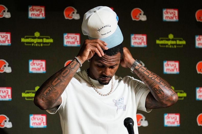 Deshaun Watson, quarterback de los Browns de Cleveland, habla en una conferencia de prensa tras un partido de pretemporada ante los Bills de Buffalo, el sábado 22 de agosto de 2026 (AP Foto/Carolyn Kaster)