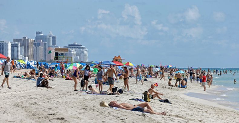 ARCHIVO - Residentes y turistas en South Beach, Miami, el 2 de agosto de 2017. (AP Foto/Alan Díaz)