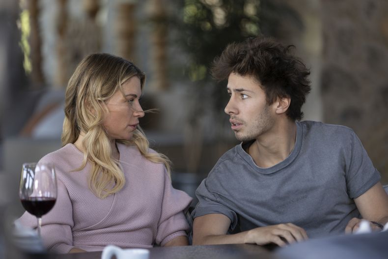 En esta imagen proporcionada por ViX, Ludwika Paleta, izquierda, y Juanpa Zurita en una escena de ¿Quieres ser mi hijo?. (ViX vía AP)