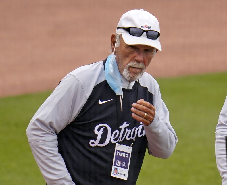 ARCHIVO - Jim Leyland, expiloto de los Tigres de Detroit, observa una práctica de bateo del equipo el 21 de marzo de 2021 (AP Foto/Gene J. Puskar, archivo)