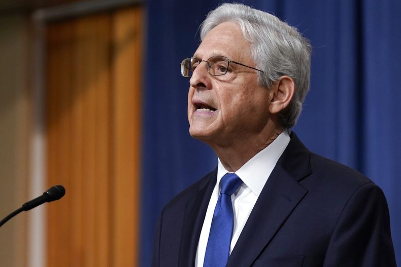 El fiscal general Merrick Garland habla en el Departamento de Justicia de Estados Unidos, el viernes 11 de agosto de 2023, en Washington. (AP Foto/Stephanie Scarbrough)