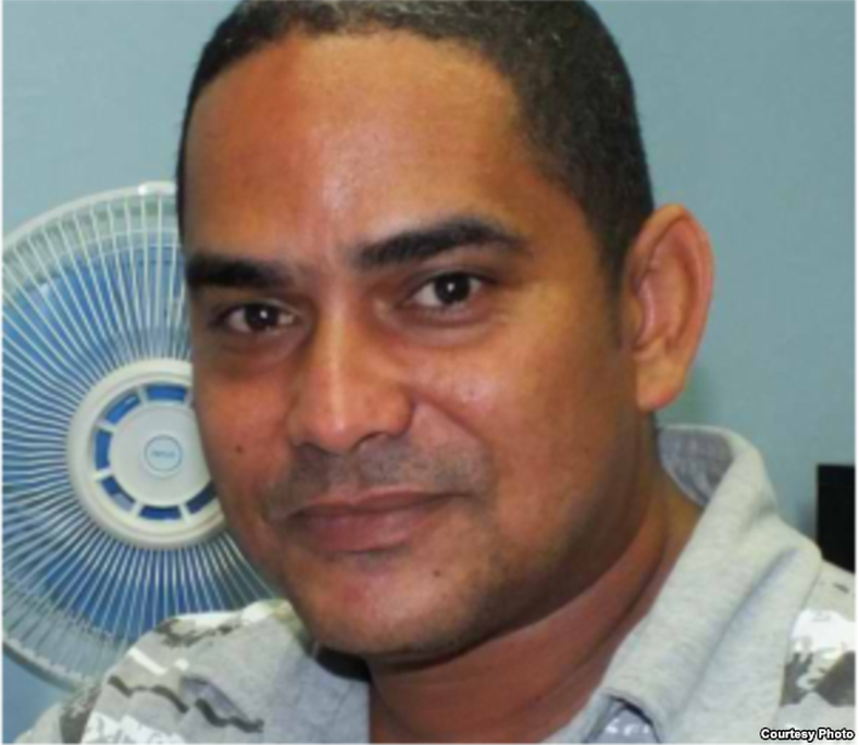 Desde Panamá, donde espera seguir viaje a EE.UU., Nolan Chacón habló de la prensa en Cuba y su libro "Azules de corazón", una monografía sobre los legendarios Industriales de la pelota cubana.