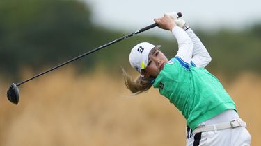Shiho Kuwaki (de Japón) realiza un golpe de salida (drive) desde el tercer tee durante la cuarta ronda del campeonato de golf Abierto Británico Femenino (Womens British Open) en Lytham St Annes, Inglaterra, el domingo 2 de agosto de 2026. (Foto AP/Jon Super)