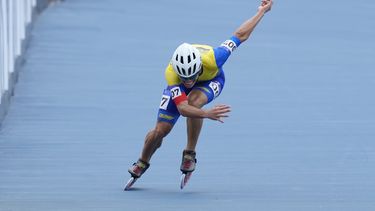El colombiano Andrés Jiménez compite en los 200 metros meta contra meta del patinaje de velocidad en San Salvador, el martes 4 de julio de 2023 (AP Foto/Arnulfo Franco)