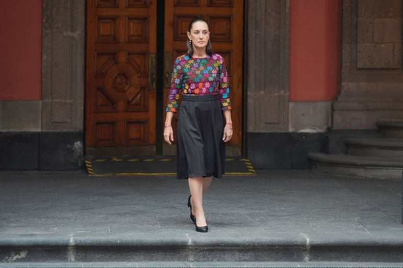 La presidenta mexicana Claudia Sheinbaum llega para recibir al presidente suizo Guy Parmelin y a su esposa Caroline Merotto en el Palacio Nacional de la Ciudad de México, el miércoles 8 de julio de 2026. (Foto AP/Eduardo Verdugo)
