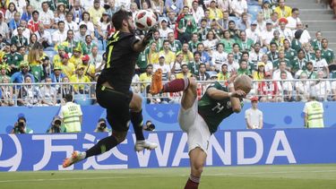 brasil somete 2-0 a mexico y se mete en cuartos de final