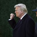 El presidente electo Donald Trump gesticula acompañado por su esposa Melania tras una misa en la iglesia St. John cerca de la Casa Blanca, en Washington, el lunes 20 de enero de 2025. (AP Foto/Matt Rourke)