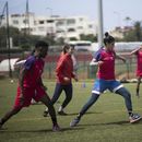 En foto del 19 de mayo del 2023, jugadoras del Fath Union Sport soccer en un entrenamiento en Rabat, Marruecos. (AP Foto/Mosaab Elshamy)
