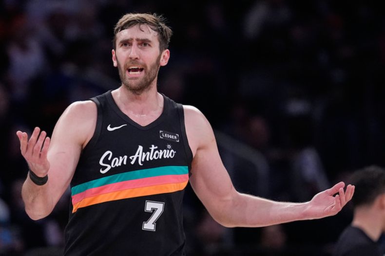 Luke Kornet, de los Spurs de San Antonio, reacciona a una marcación durante la primera mitad del juego de baloncesto de la NBA contra los Knicks de Nueva York, el domingo 1 de marzo de 2026, en Nueva York. (AP Foto/Seth Wenig)