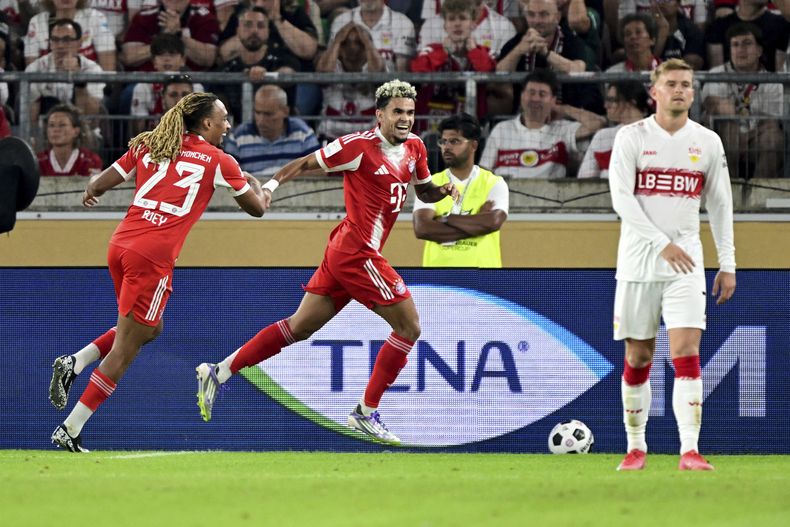 El colombiano Luis Díaz del Bayern Munich celebra tras anotar en la Supercopa de Alemania ante Stuttgart, el sábado 16 de agosto de 2025, en Stuttgart. (Bernd Weissbrod/dpa via AP)