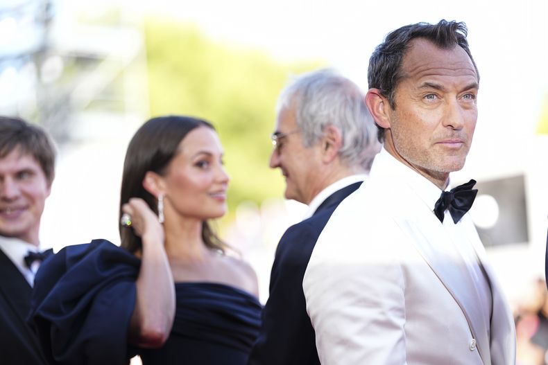Jude Law, a la derecha, posa en la alfombra roja de la película The Wizard of the Kremlin durante la 82ª edición del Festival de Cine de Venecia en Venecia, Italia, el domingo 31 de agosto de 2025. (Foto Scott A Garfitt/Invision/AP)