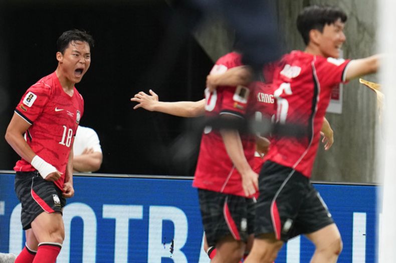 Oh Hyeon-gyu (izquierda), de Corea del Sur, festeja su gol ante República Checa en el Mundial, el jueves 11 de junio de 2026 en Guadalajara, México (AP Foto/Matias Delacroix)