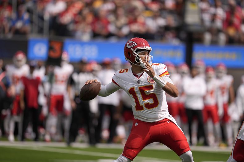 El quarterback de los Chiefs de Kansas City, Patrick Mahomes, durante la primera mitad del partido ante los Chargers de Los Ángeles, el domingo 29 de septiembre de 2024, en Inglewood, California. (AP Foto/Marcio Jose Sanchez)