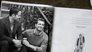 tiffany & co. presenta por primera vez una pareja gay en su campana publicitaria