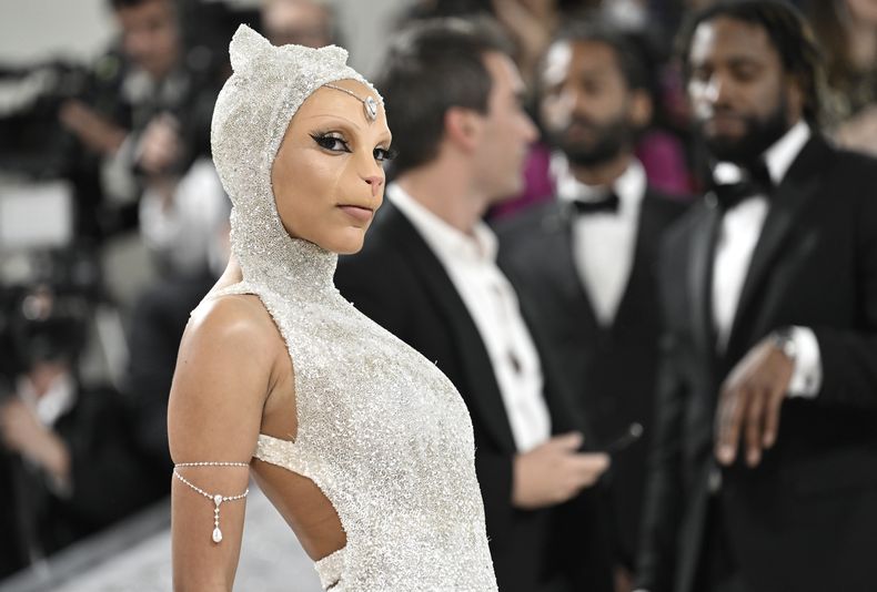 Doja Cat llega a la gala del Instituto del Vestido del Museo Metropolitano de Arte para celebrar la inauguración de la exposición Karl Lagerfeld: A Line of Beauty el lunes 1 de mayo de 2023 en Nueva York. (Foto Evan Agostini/Invision/AP)